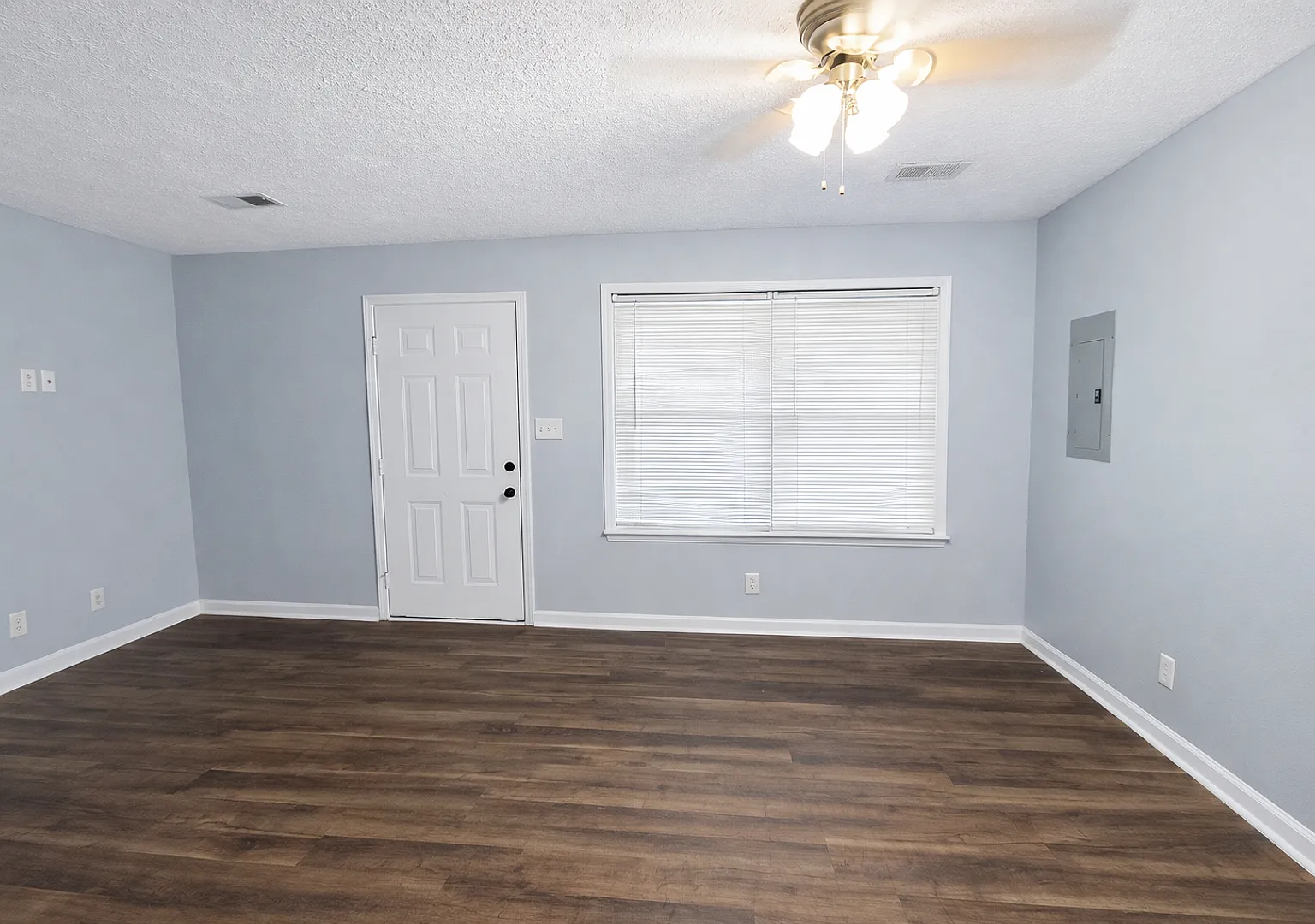 $1250 - 3 Bedroom 1 Bath Home offering Sunroom! — Photo 3