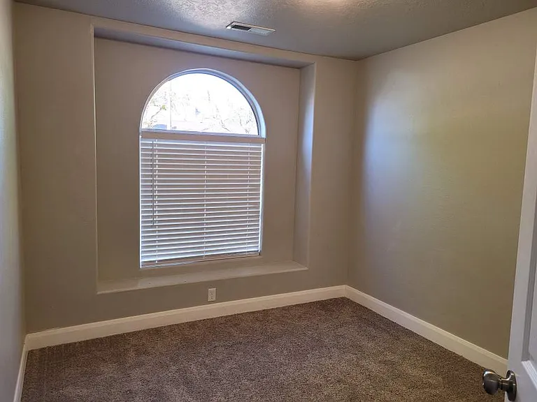 154 E 200 S — Photo 11