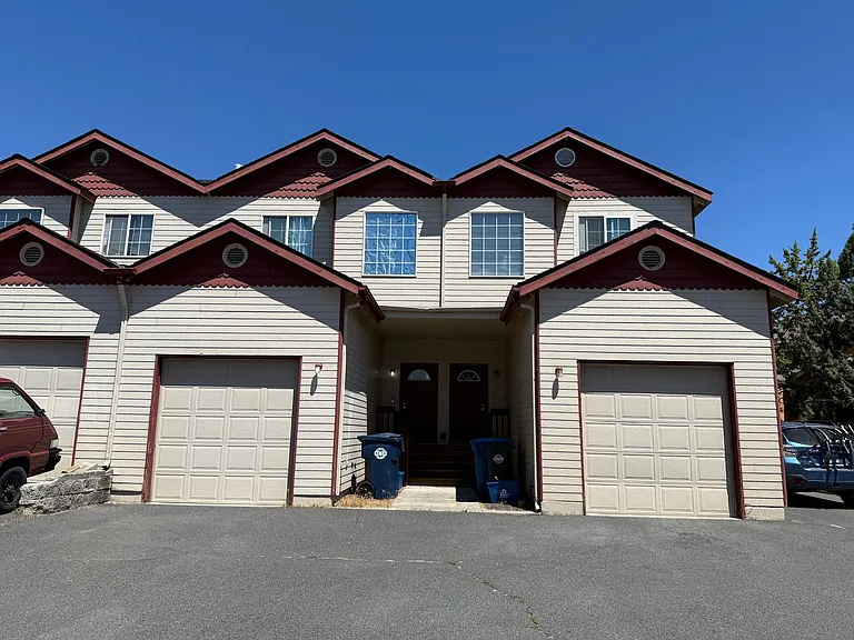 2332 NE Ocker Dr #3 — Photo 1