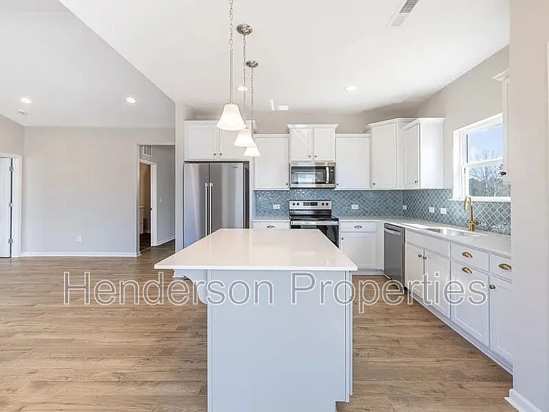 3 bed, 2.0 bath, 1465 sqft, $2,250 — Photo 2
