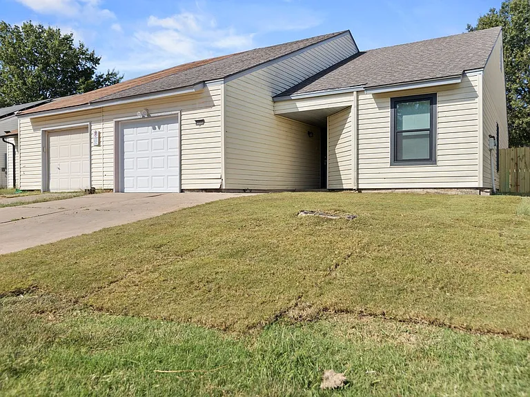 1600 W Madison St — Photo 1