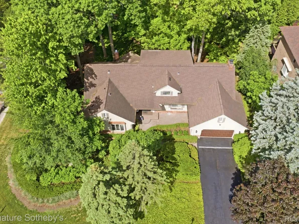 3215 Woodview Lake Rd, West Bloomfield, MI 48323
