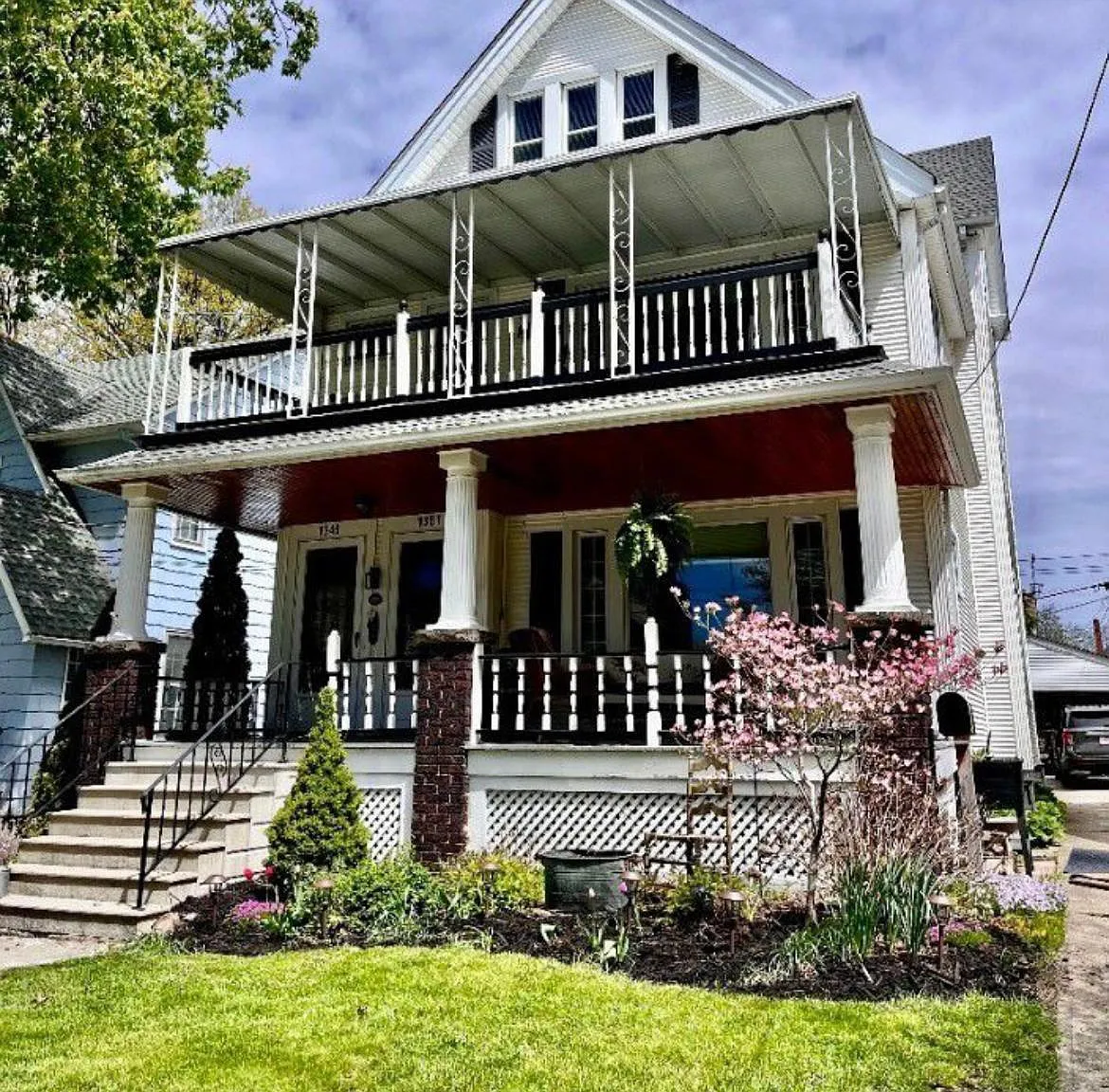 1351 Summit Ave — Photo 1