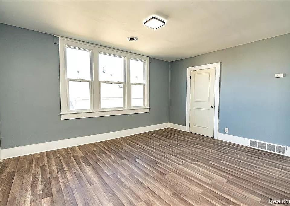 1st image of 2348 Carpenter Ave
