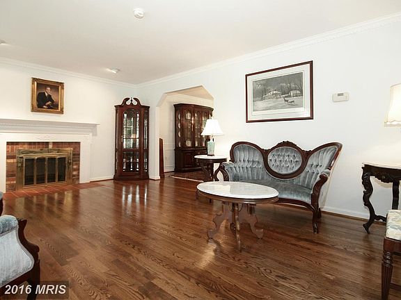 4th image of 979 Redberry Ct