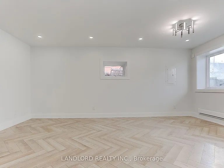 71 Livingstone Ave #LOWER — Photo 22