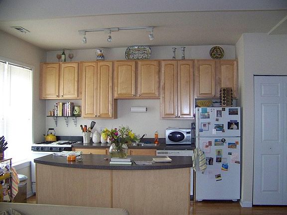 2nd image of 1366 N Hoyne Ave APT 1