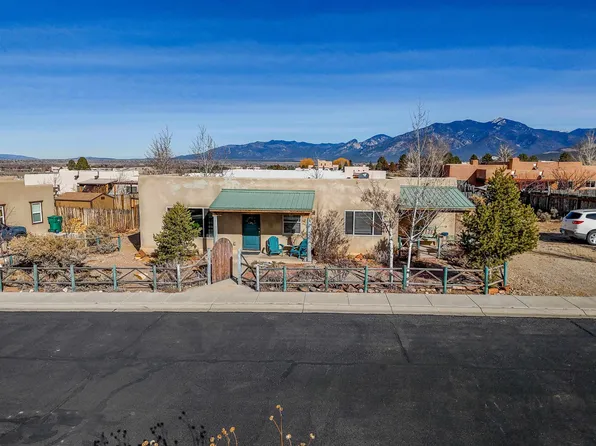215 Las Olas Dr, Taos, NM 87571