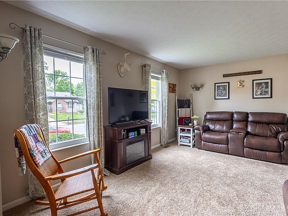 3rd image of 1599 Woodside Dr