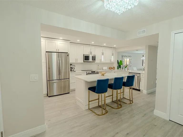 126 1st St E #210 — Photo 7