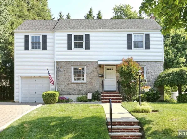 260 Kensington Rd, River Edge, NJ 07661
