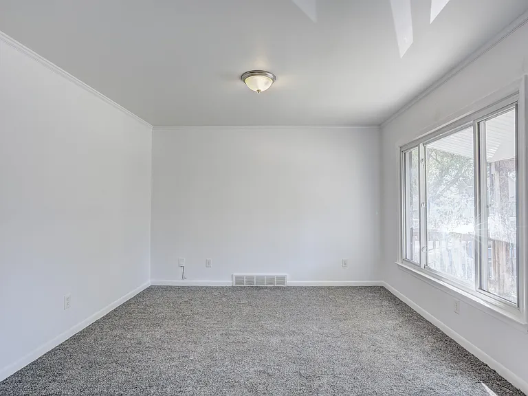 1731 E Pearl Ave — Photo 9