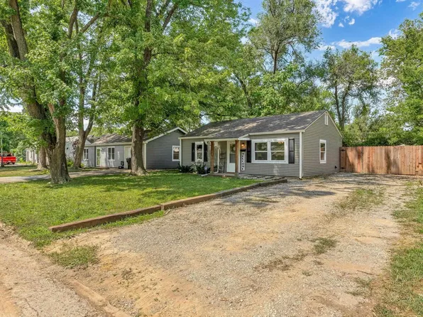 2617 SW Sunset Rd, Topeka, KS 66614