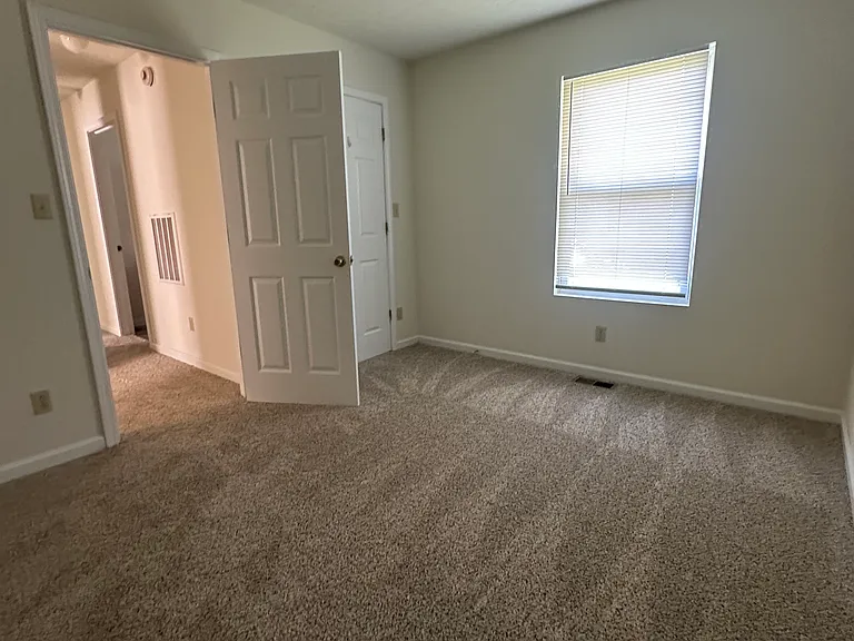 1118 S Woodlawn Ave — Photo 26