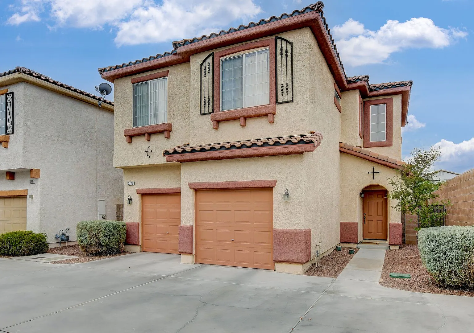 Gorgeous 2 Story, 3 Bedroom 2.5 Bath, Gated — Photo 3