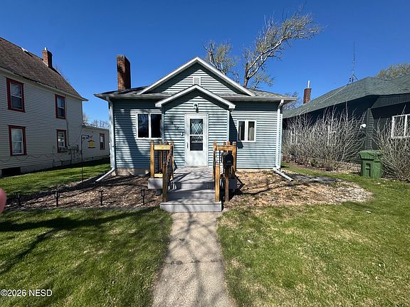 2nd image of 407 2nd St NE