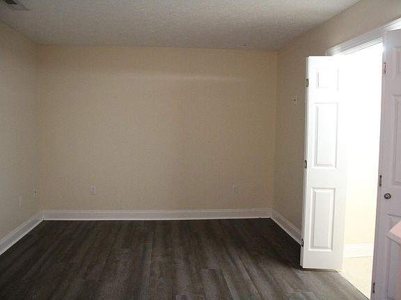 3rd image of 150 Robin Hood Dr
