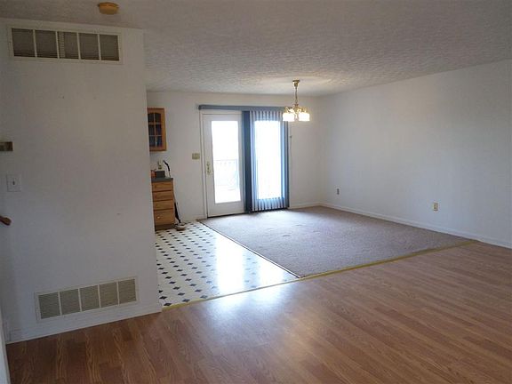 4th image of 360 Broadmoor Ln