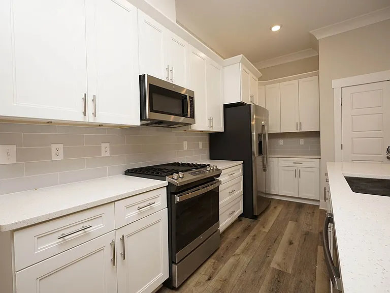 1568 Pine St — Photo 10