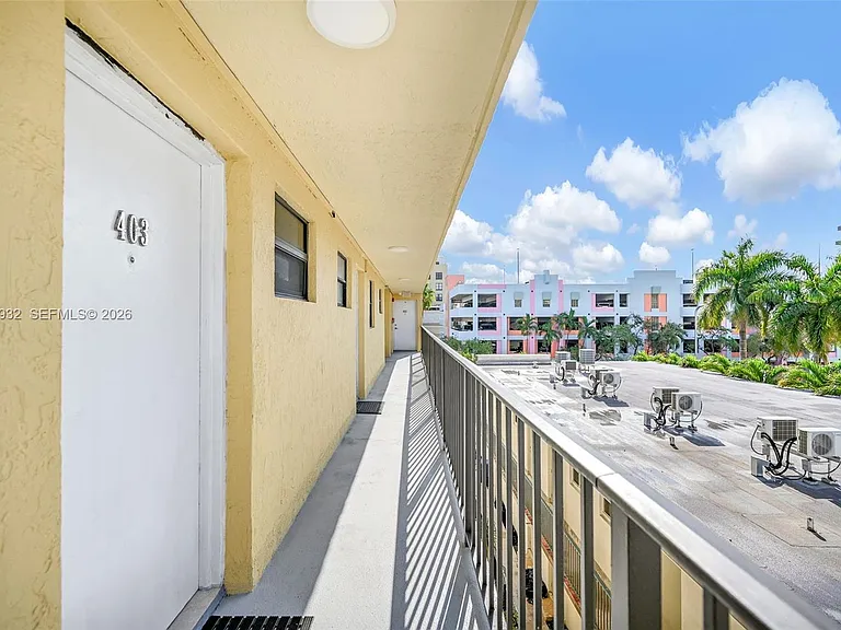 1334 Collins Ave #403 — Photo 28