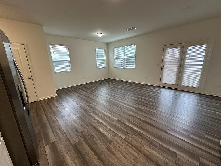 128 Swindon Dr — Photo 3