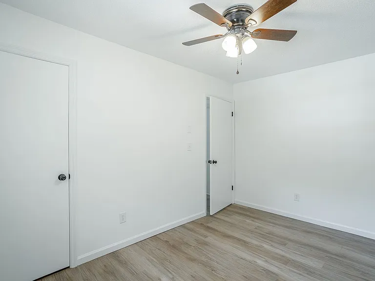 1364 Meadowood Dr — Photo 19