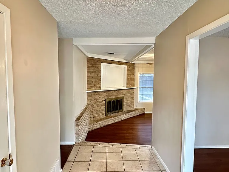 2913 Oak Forest Dr — Photo 3