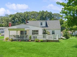 8 Clover Ln, Randolph, NJ 07869
