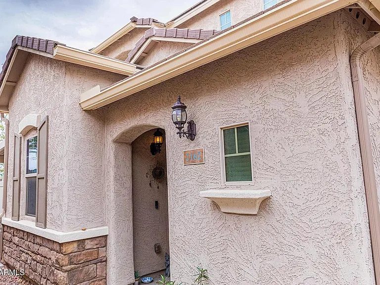 2162 W Scully Dr — Photo 1