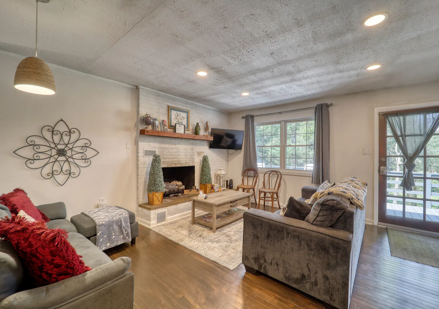 One level home of 5 bedrooms and 2 bathrooms with hot tub, fire pits. — Photo 3