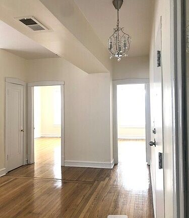 4th image of 806 N Bishop St APT 2