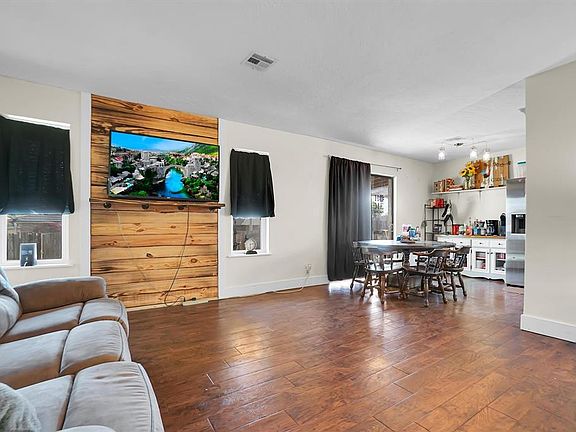 3rd image of 212 Swales Blvd