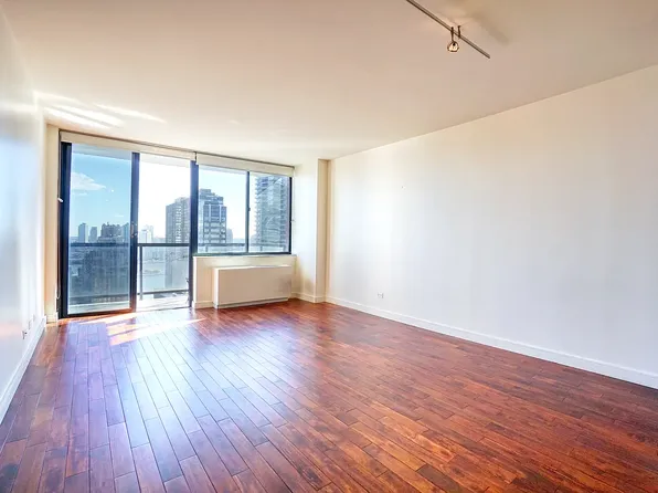 255 East 49th Street image 9 of 16