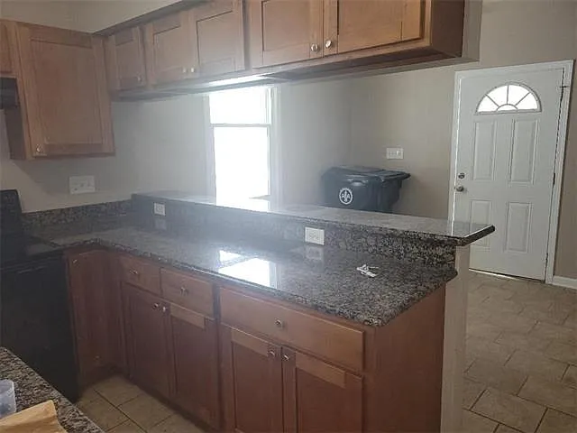 3 bed, 1.0 bath, 903 sqft, $1,300 — Photo 2