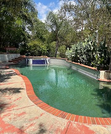 Pool Jacuzzi & BBQ area