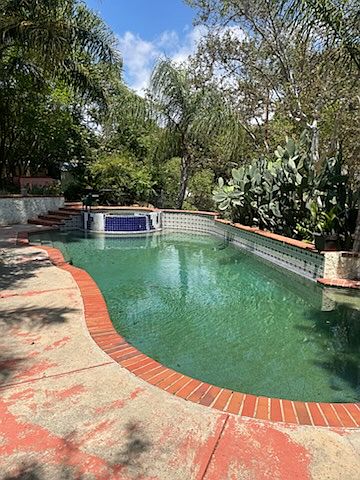 Pool Jacuzzi & BBQ area