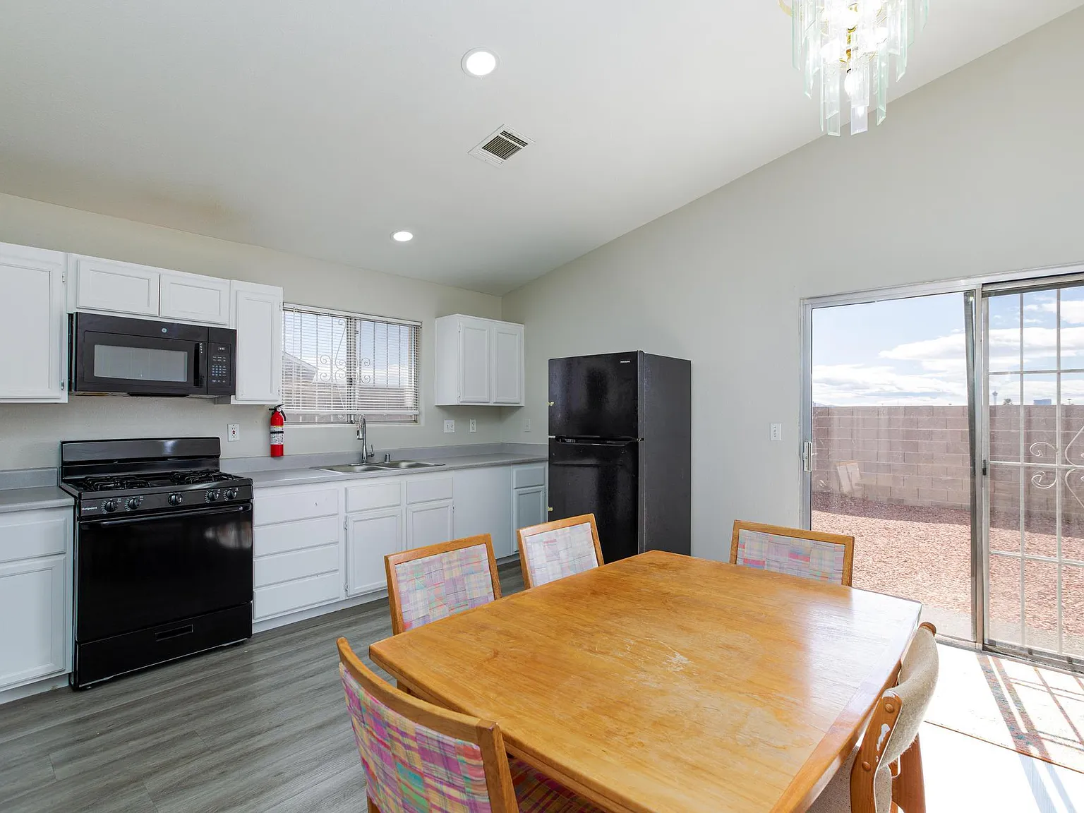 4 bed, 2.0 bath, 1245 sqft, $802 — Photo 4