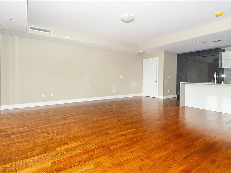 906 E 2nd St #102 — Photo 3