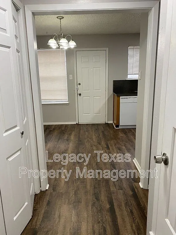 2 bed, 1.5 bath, 1000 sqft, $1,200 — Photo 4