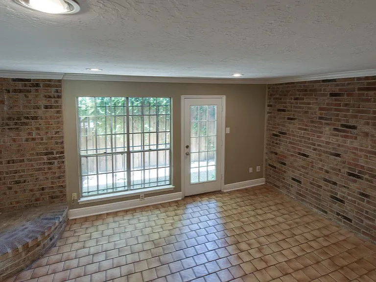 12 Hyde Park Blvd #6 — Photo 6