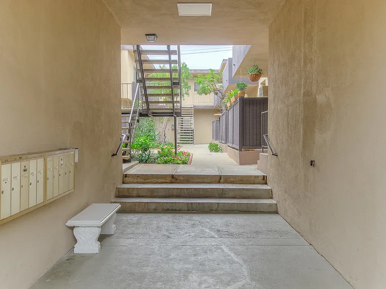 11815 Mayfield Ave #203 — Photo 4