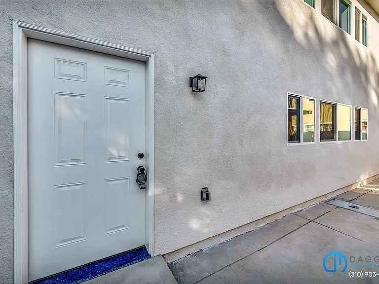 11845 Hamlin St — Photo 2