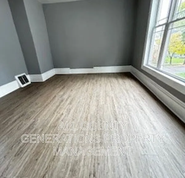 778 Yale St — Photo 8