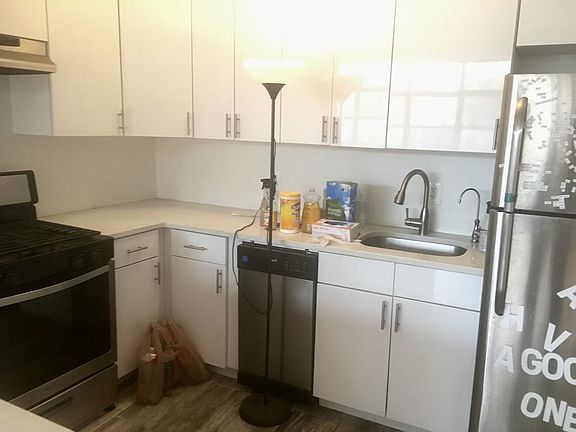 5th image of 315 Berry St APT 204