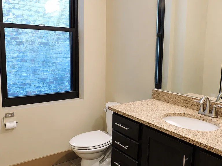 641 Walnut St Apartments — Photo 15