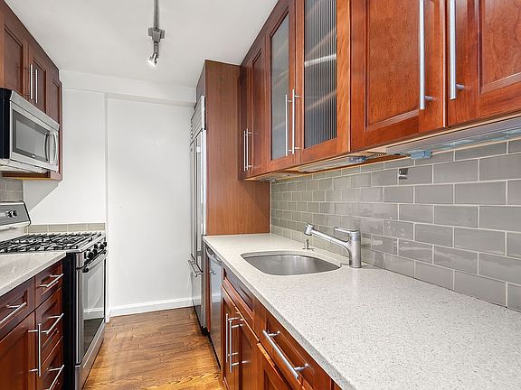 3rd image of 7 E 14th St APT 618