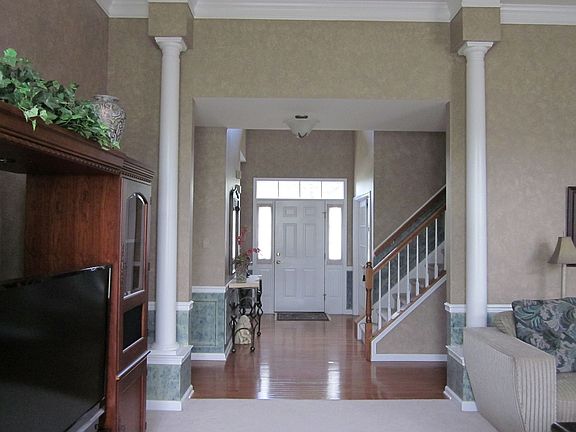 Pillared entry into GR w/ 12' ceilings