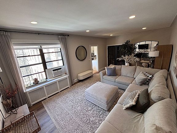 4th image of 143 Garth Rd APT 6R