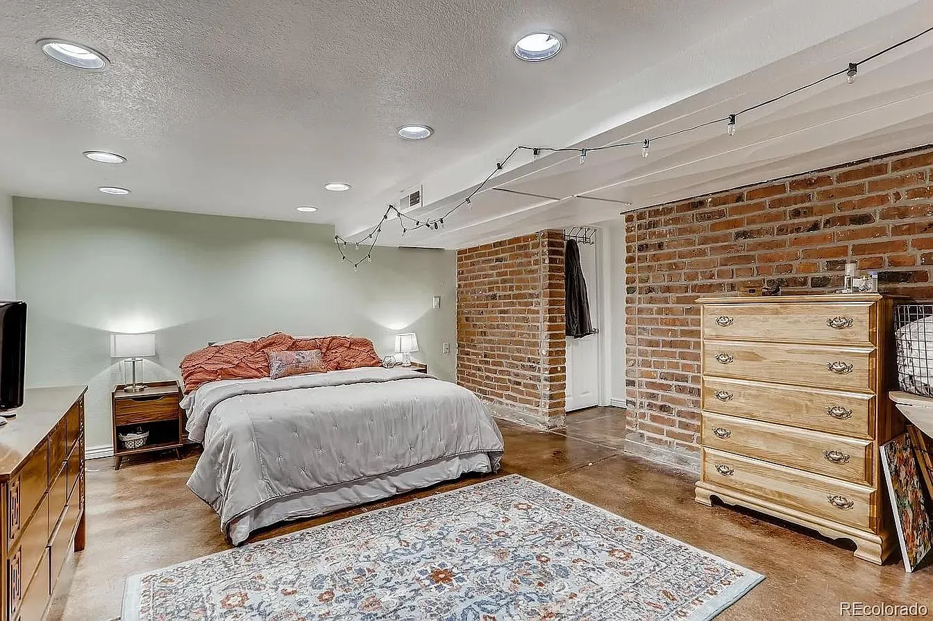356 N Pearl St — Photo 1