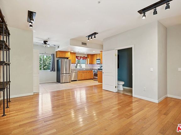 4th image of 15053 Victory Blvd Unit 11